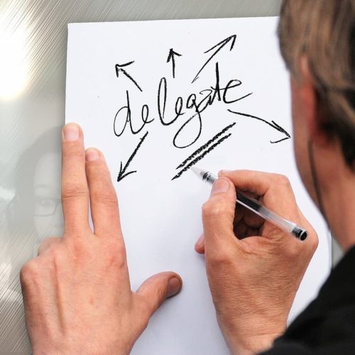 Delegar tareas con eficacia: claves prácticas para líderes que desean liberar tiempo y potenciar a su equipo